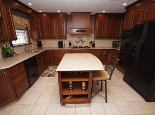 11 Palmer Rd, Kendall Park, NJ 08824