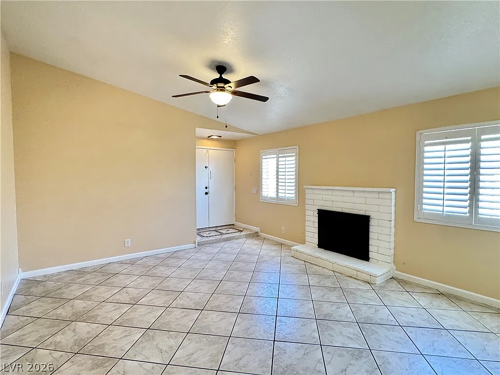 3 bed, 2.0 bath, 1263 sqft, $2,300 — Photo 4