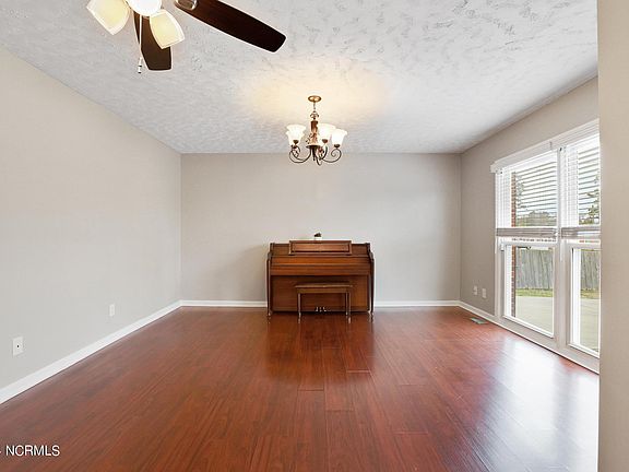 4th image of 32 Berkshire Drive