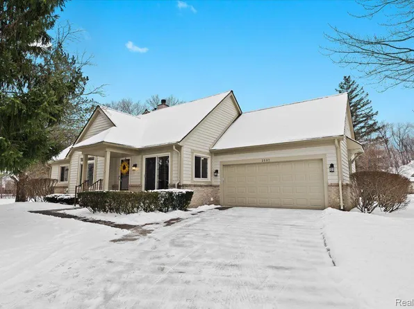 2597 Maple Forest Ct, Wixom, MI 48393