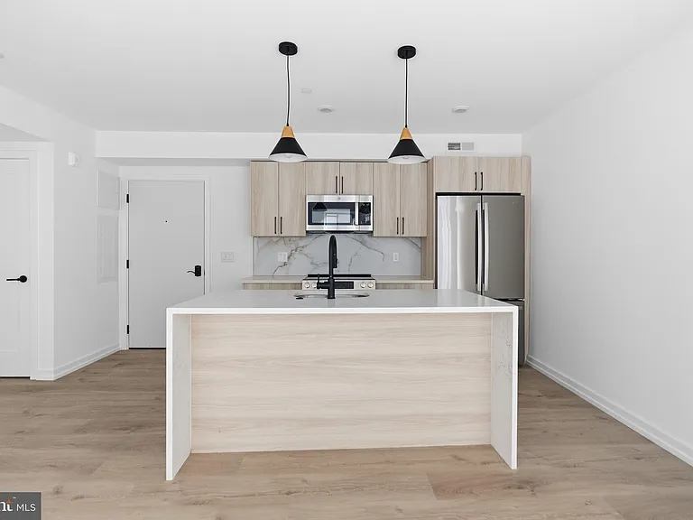208 Vine St #2F — Photo 3