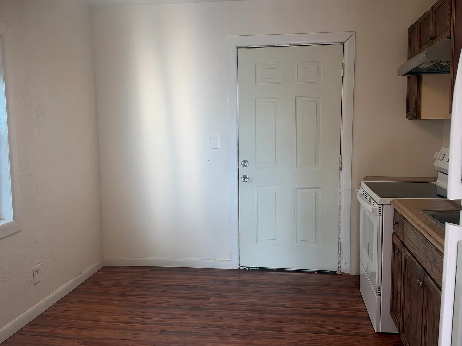 2 bed, 700 sqft, $900 — Photo 2