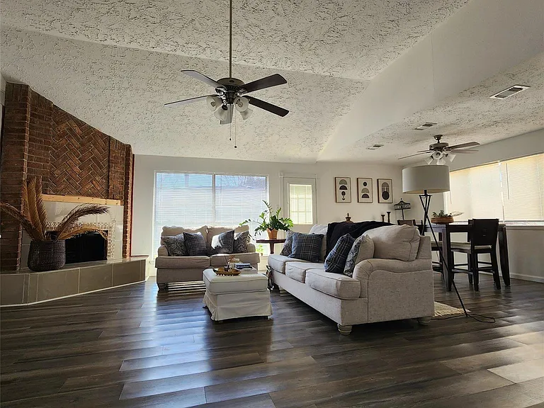 3622 Fiddlers Green Dr — Photo 2