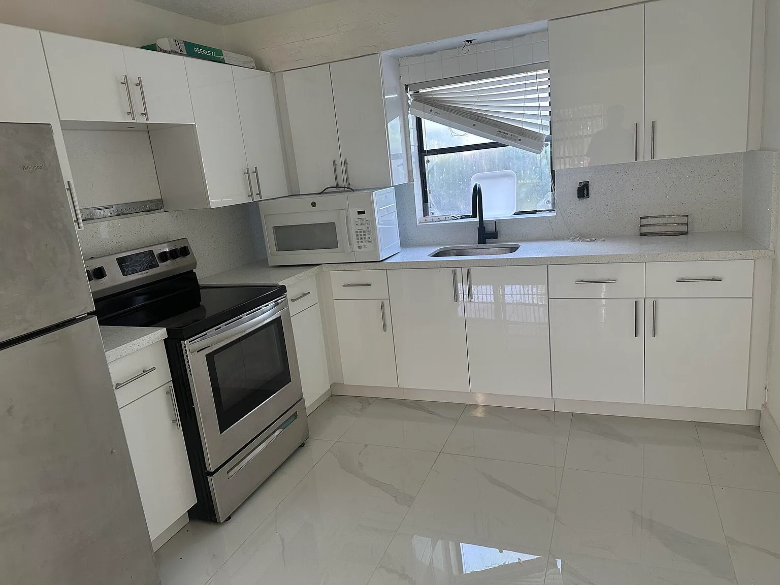 2 bed, 1.0 bath, 3754 sqft, $1,800 — Photo 2