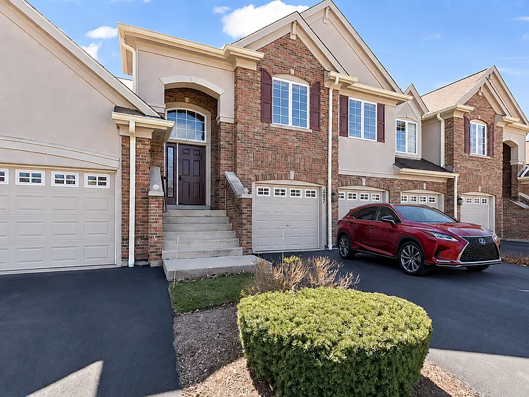 587 Saddlebrook Ln — Photo 1