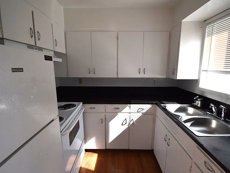 Cottage Apartments — Photo 5