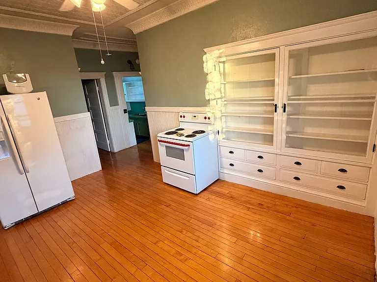 121 Goffe St — Photo 2