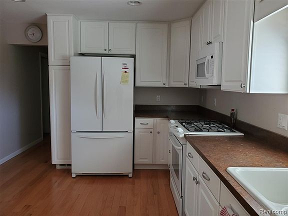 5th image of 37450 Lakeville St