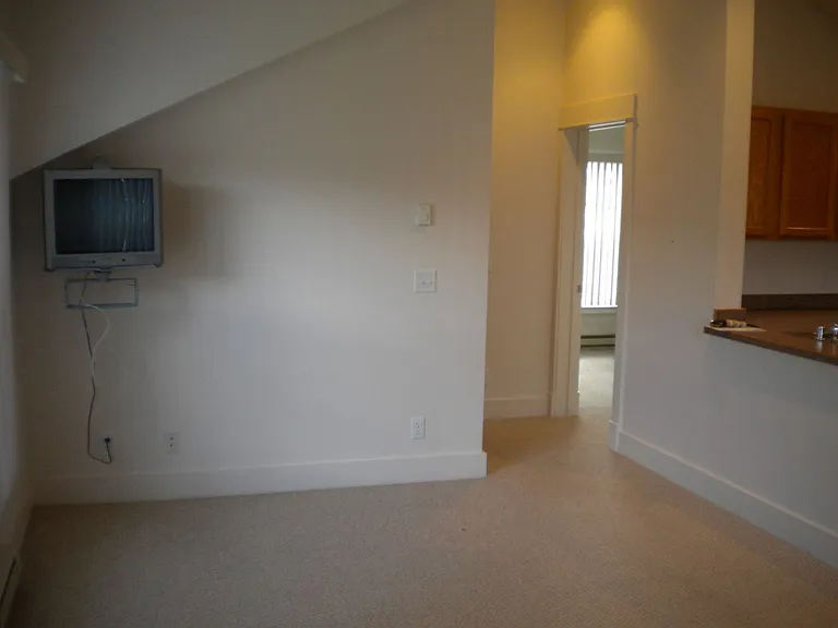 4492 Alexander St — Photo 4