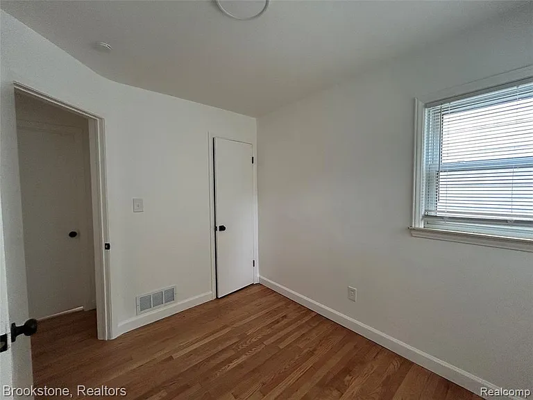 26707 Penn St — Photo 18