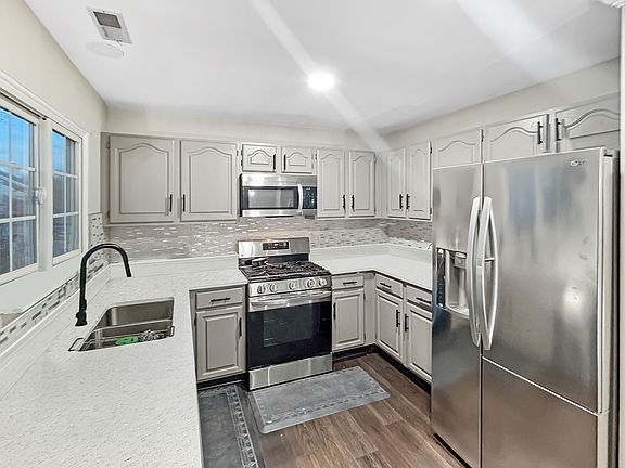 5th image of 1075 Bedford Dr #9B