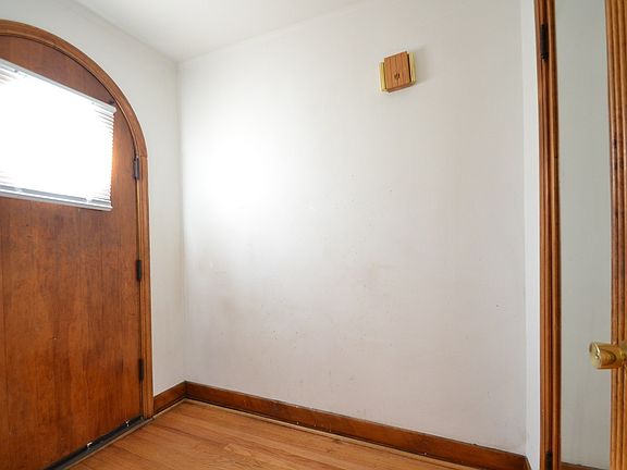 4th image of 9515 S Maplewood Ave