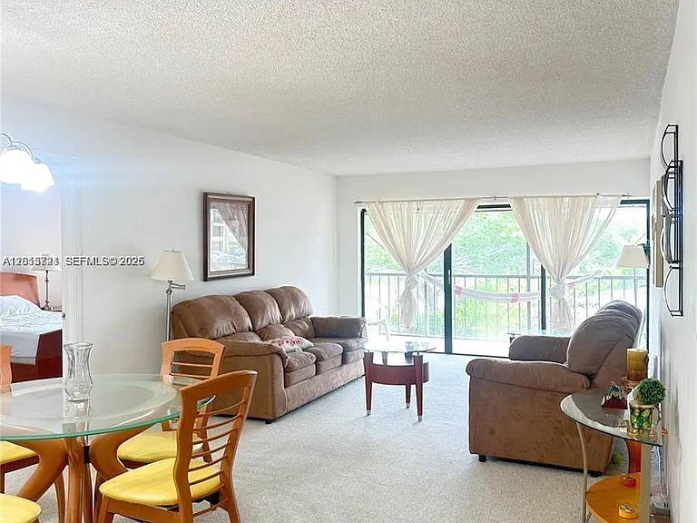 240 Lakeview Dr #212 — Photo 3