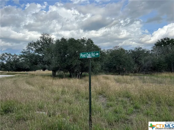92 Post Oak Ave, Inez, TX 77968