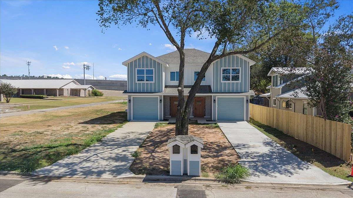 3 bed, 2.5 bath, 1450 sqft, $1,850 — Photo 1