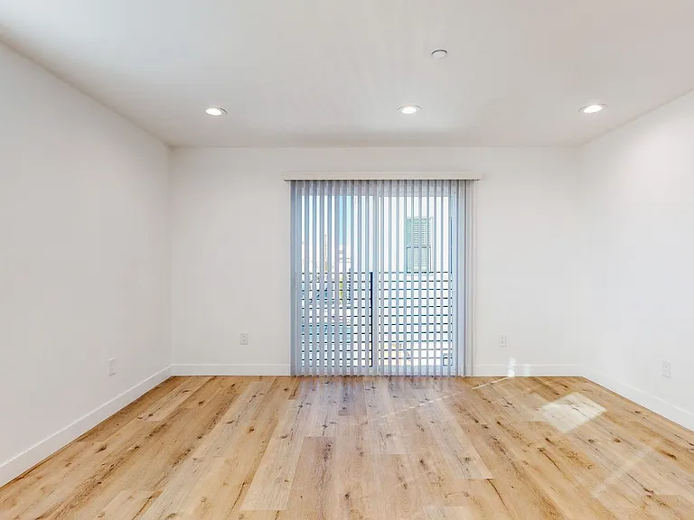 Top-Of-The-Line 4 Bed/4 Bath Townhomes With Parking! — Photo 8