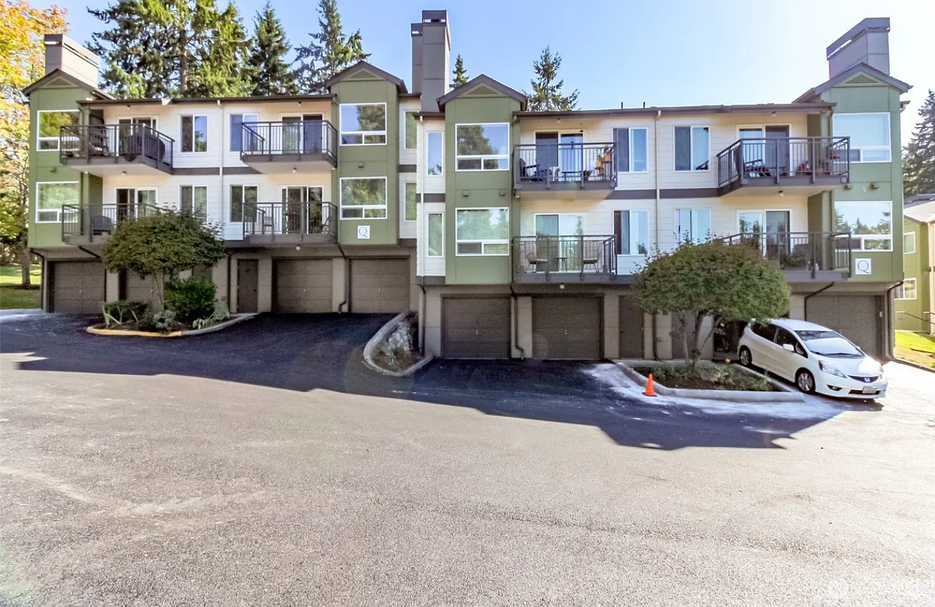 2 bed, 998 sqft, $2,200 — Photo 1