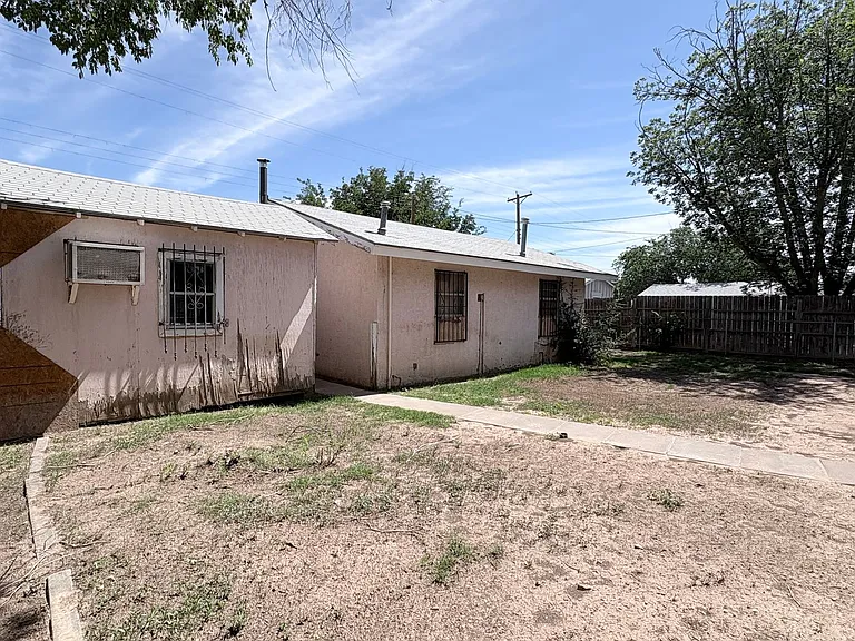 1607 W Walnut St — Photo 13