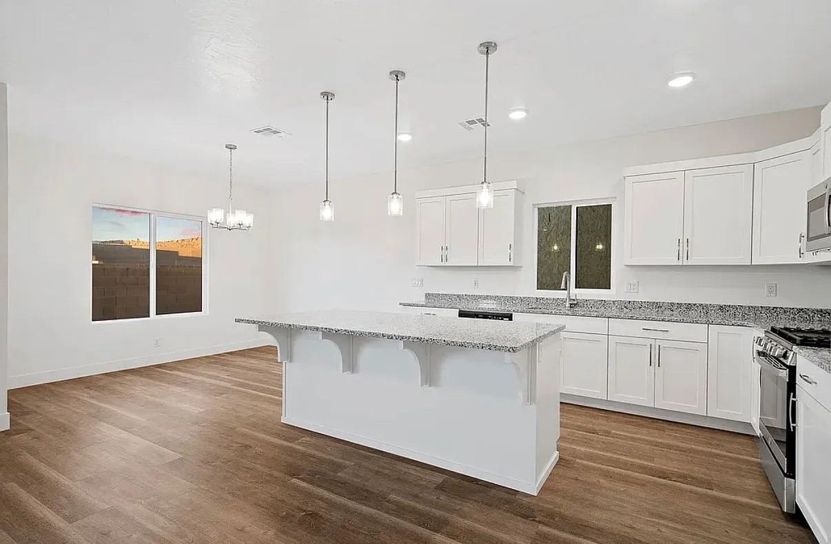 4 bed, 1962 sqft, $2,300 — Photo 2