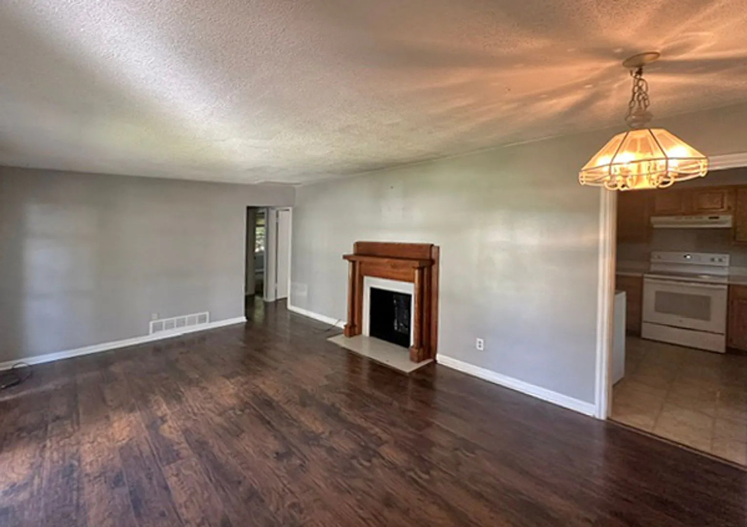 Coming Soon! Lovely 3 Br House Near Clays Mill! Off-Street Parking, Convenient Location! — Photo 4