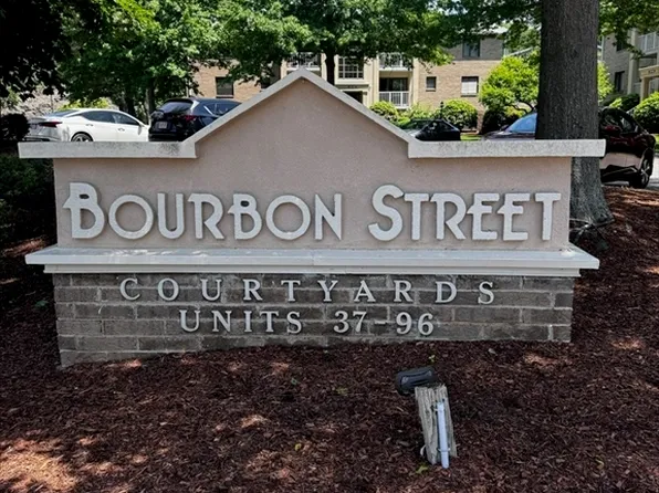 11 Bourbon St APT 39, Peabody, MA 01960