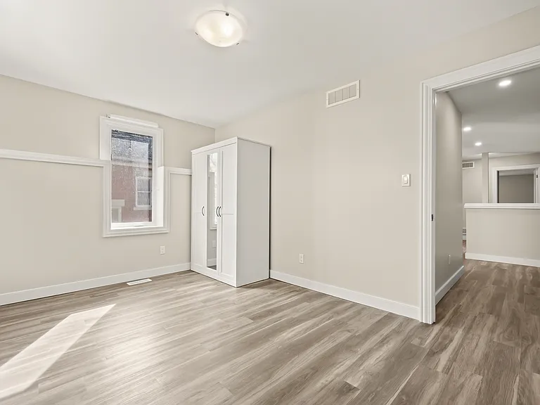 53 College Ave W — Photo 15