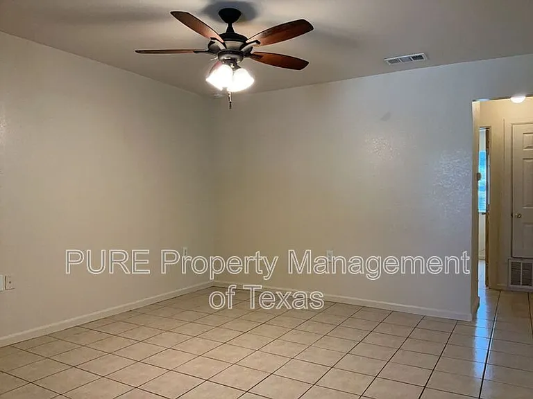 403 Hedgewood Dr #B — Photo 7