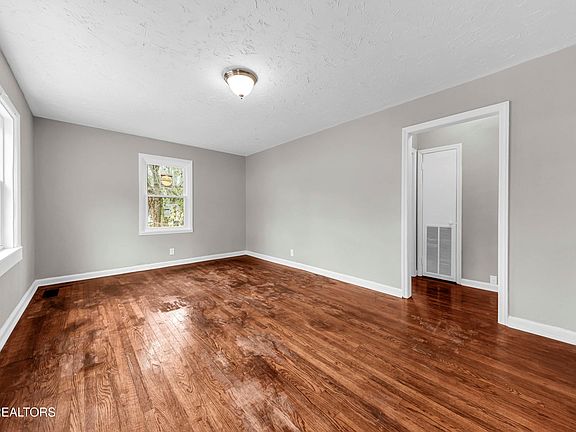 4th image of 3715 Selma Ave