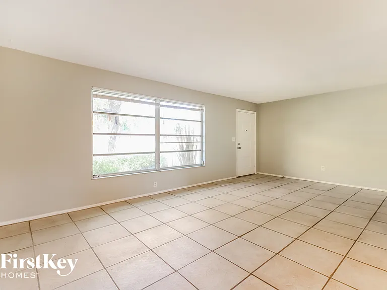 2526 13th Ave SW — Photo 2