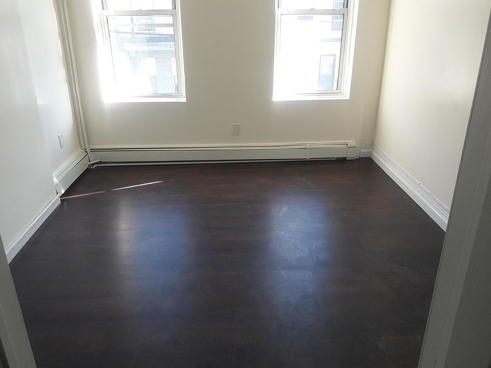 2nd image of 528 28th St APT 8