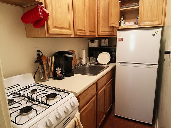 3rd image of 136 W 80th St #4B
