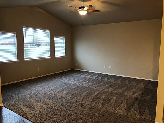 3rd image of 696 Finch Dr