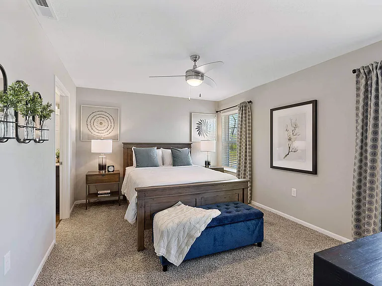 Large Main Bedroom with En-suite Bathroom & Closet