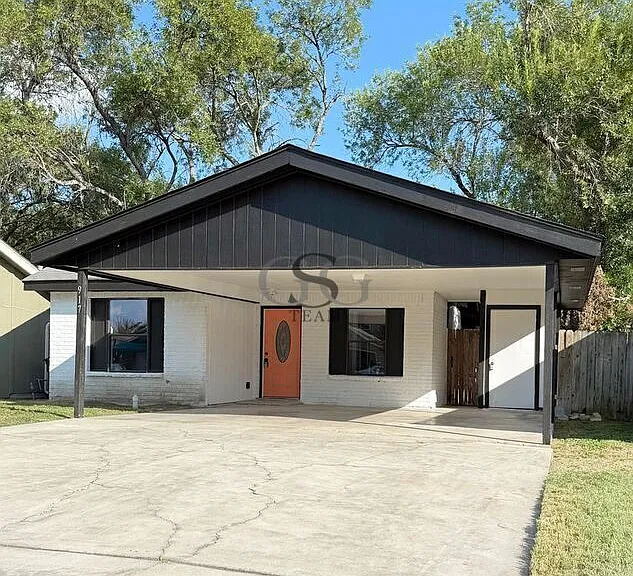 917 Sundance St — Photo 1