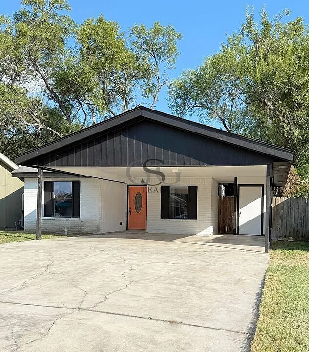 917 Sundance St