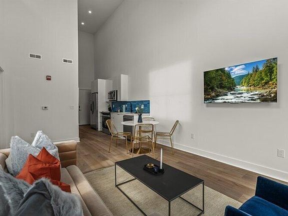 3rd image of 416 W Girard Ave #6