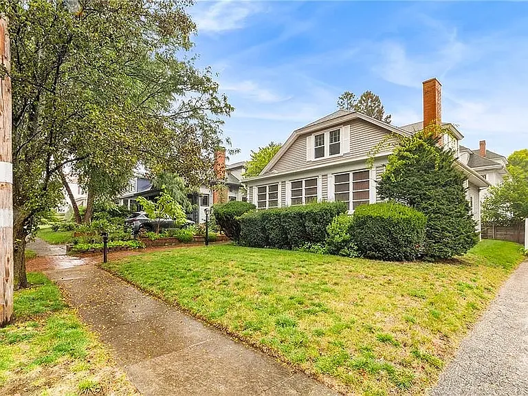 29 Roslyn Ave — Photo 1