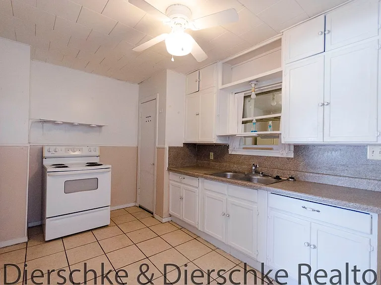 2025 San Antonio St — Photo 5