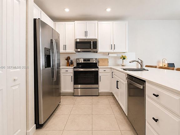 3rd image of 1009 NW 4th Ter