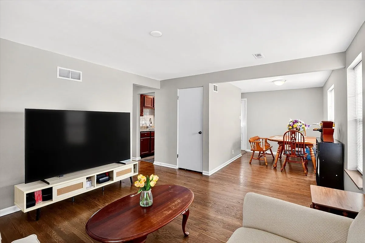 3 bed, 910 sqft, $2,510 — Photo 2