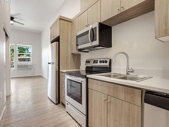 3rd image of 4738 SE Belmont St #82780c09d