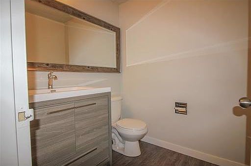 4th image of 176 Roseland Vlg NW