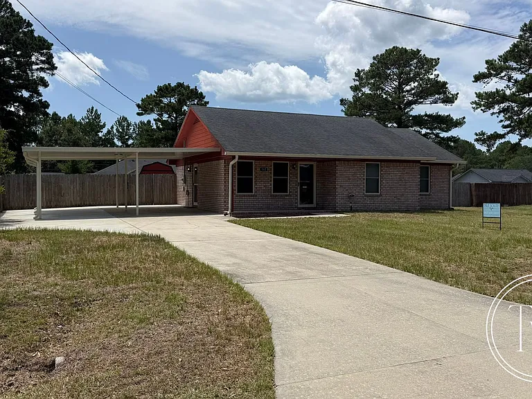 142 NE Shayna Dr — Photo 2