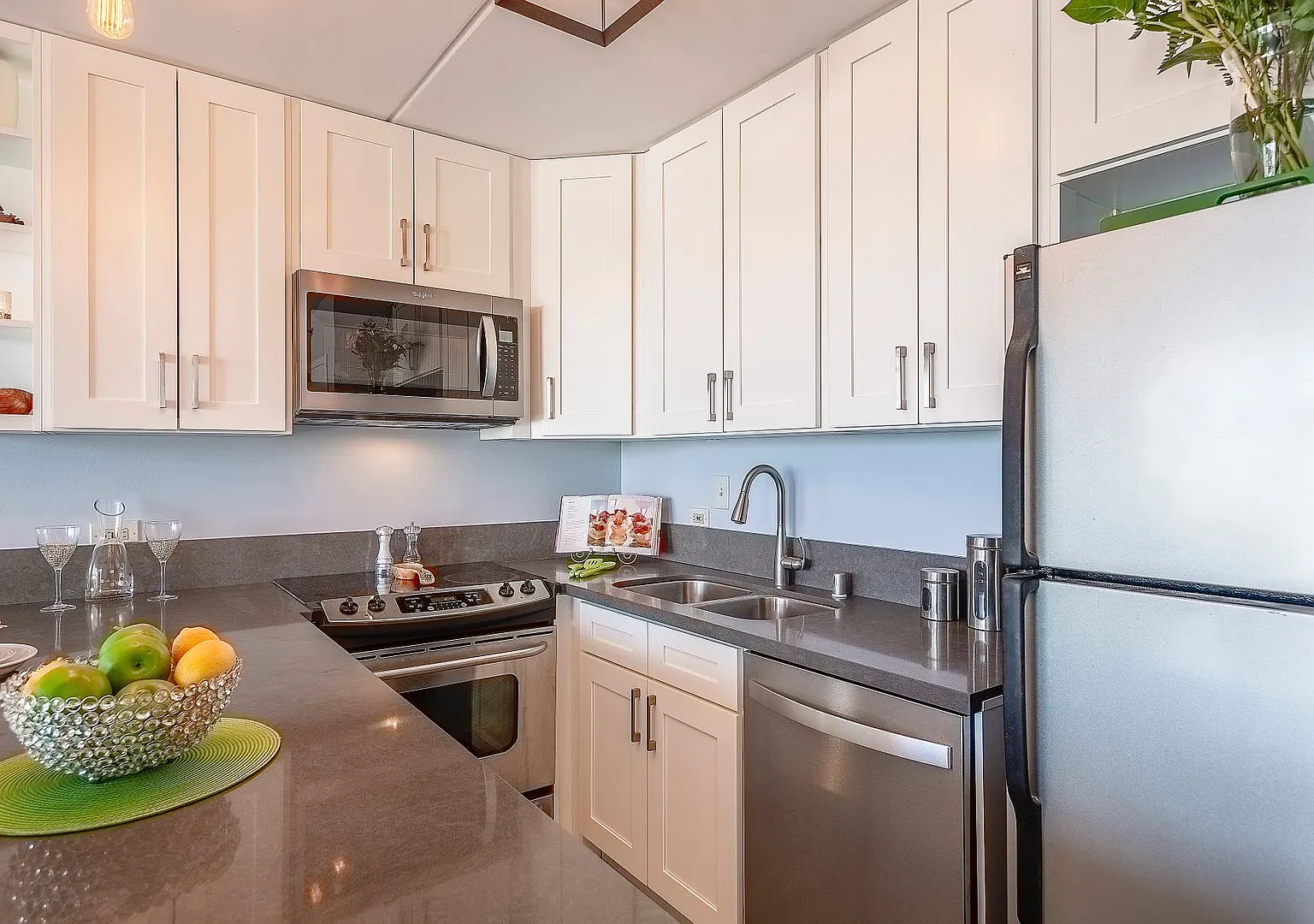 Lovely Renovated 2 Bedroom Condo — Photo 2