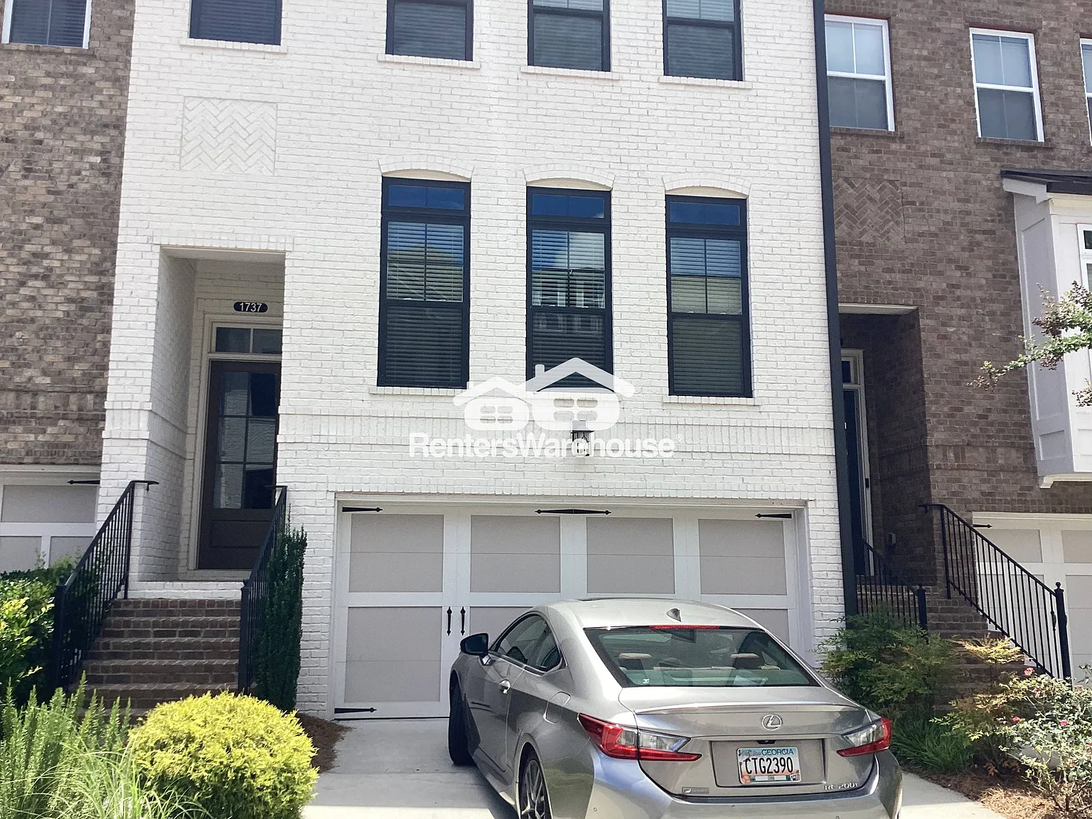 Beautiful gated 3=story townhome — Photo 1
