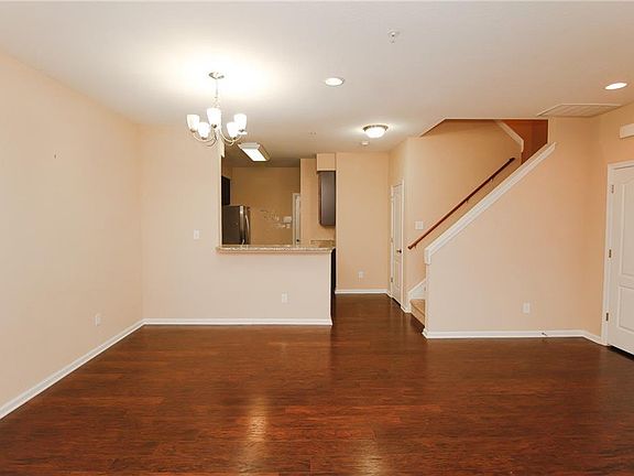 4th image of 315 Fountain Way