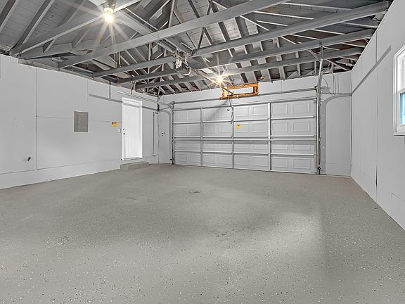 4th image of 16037 Evans Ave