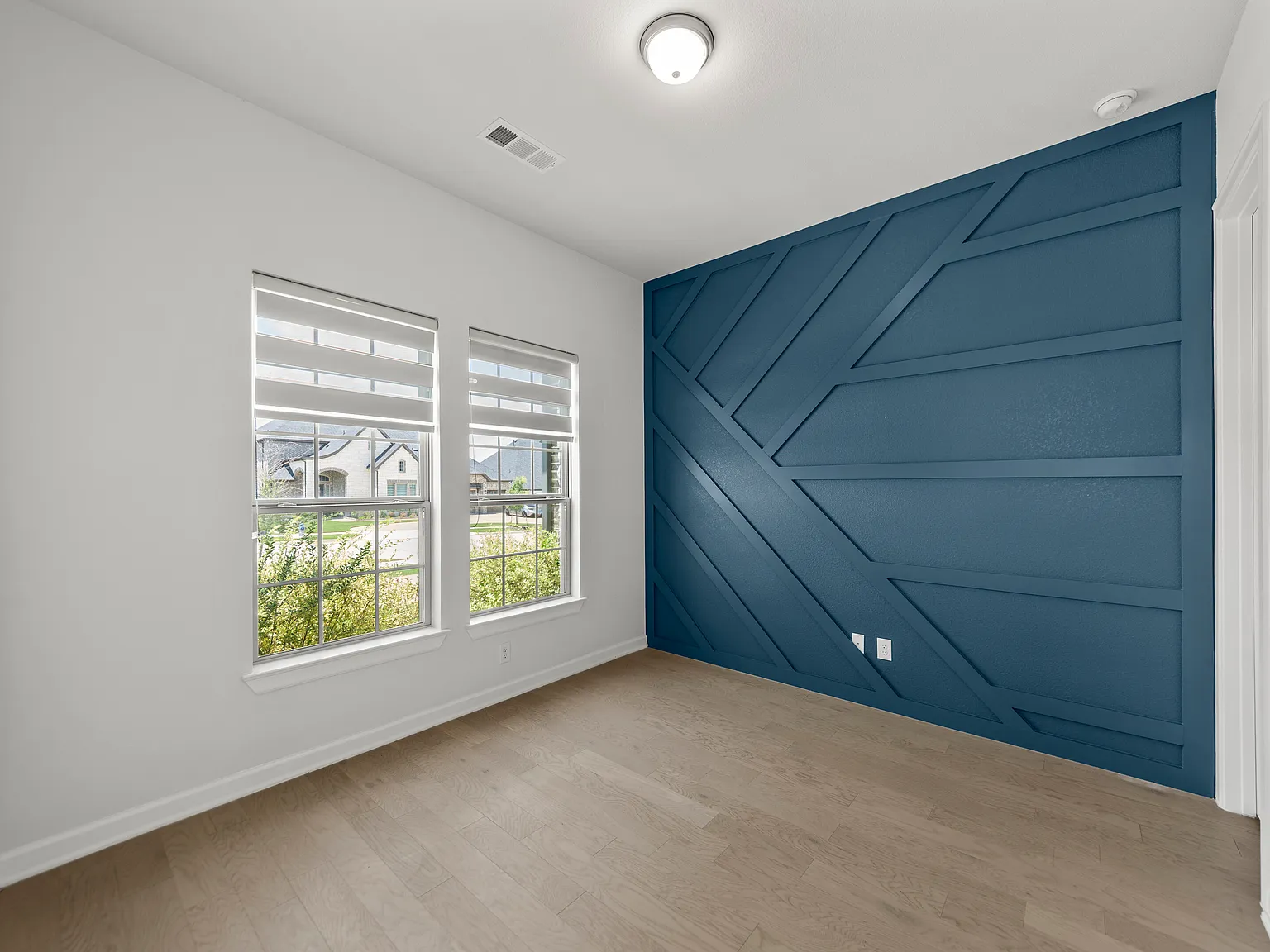 5 bed, 3712 sqft, $4,200 — Photo 2