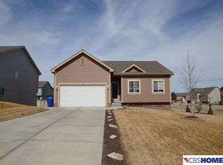 812 Edgewater Dr, Papillion, NE 68046