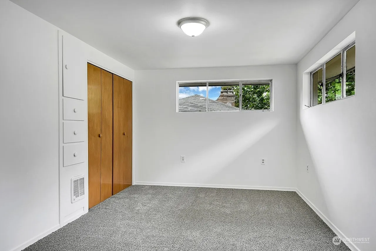 3 bed, 2900 sqft, $3,275 — Photo 3